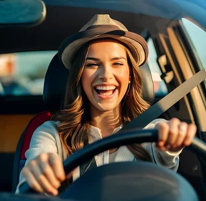 Mujer conduciendo alegre