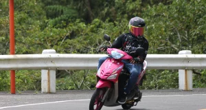 Ciclomotor de 49 o 50 cc: qué permiso, matrícula, ITV y seguro necesitas